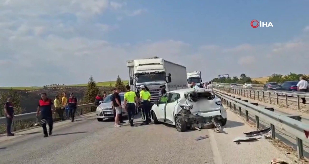13 araçlı kazaya neden olan anız yangını söndürüldü