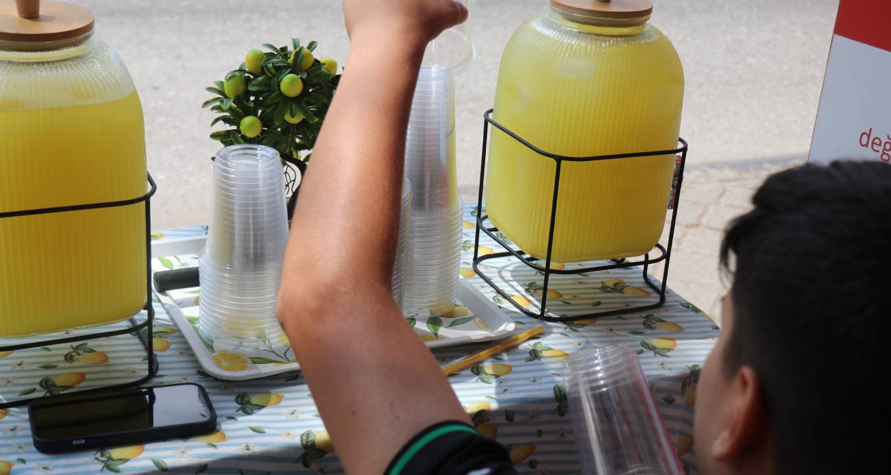 14 yaşındaki Buğra limonata satarak asgari ücretin üç katı kazandı