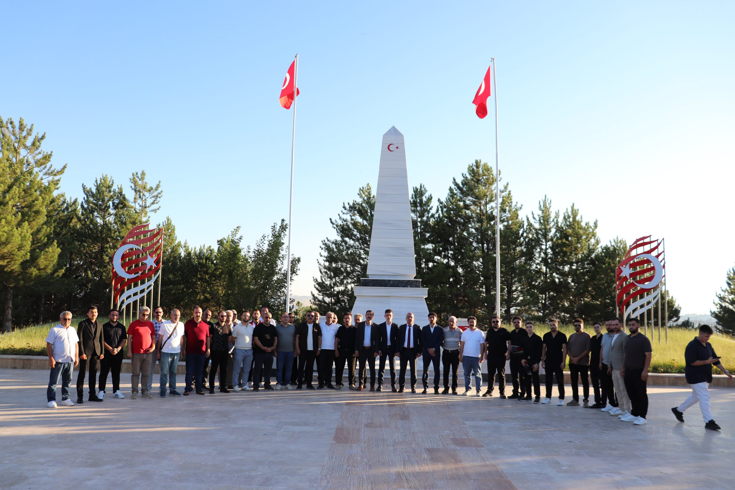 Sivas’ta “çerçeve yasa” tepkisi: Şehitliklere karanfil bıraktılar