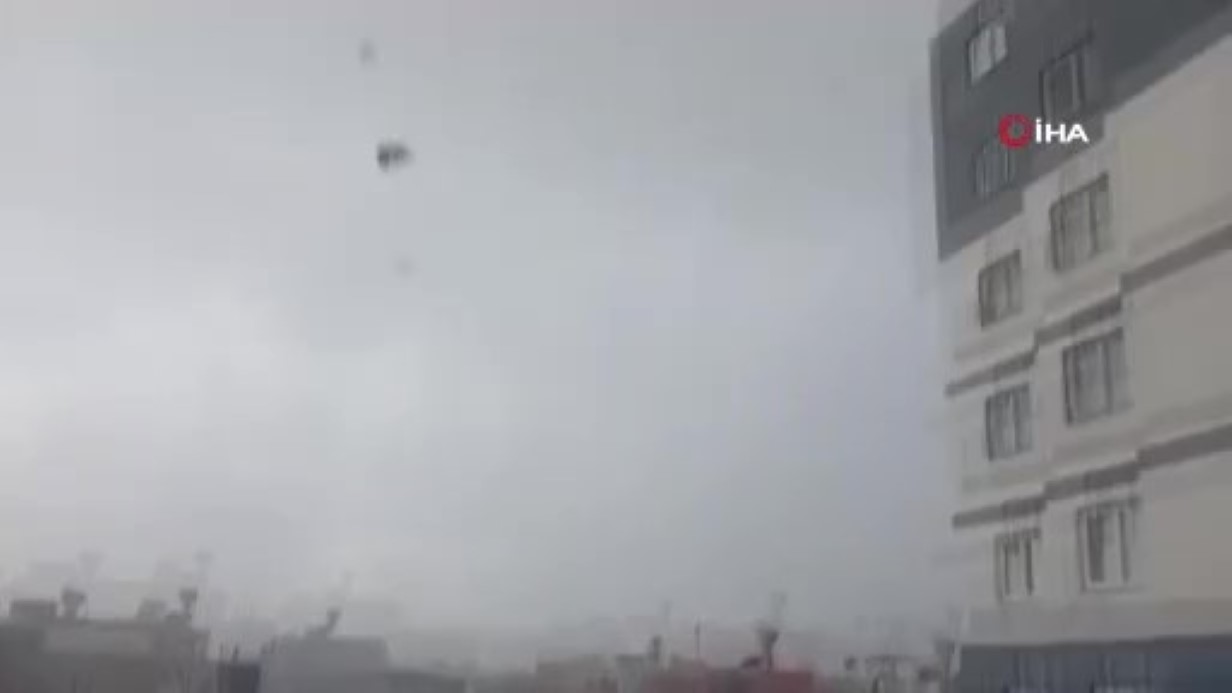 Adana’da sağanak ve kuvvetli rüzgar hayatı olumsuz etkiledi: Çatı sokağa düştü