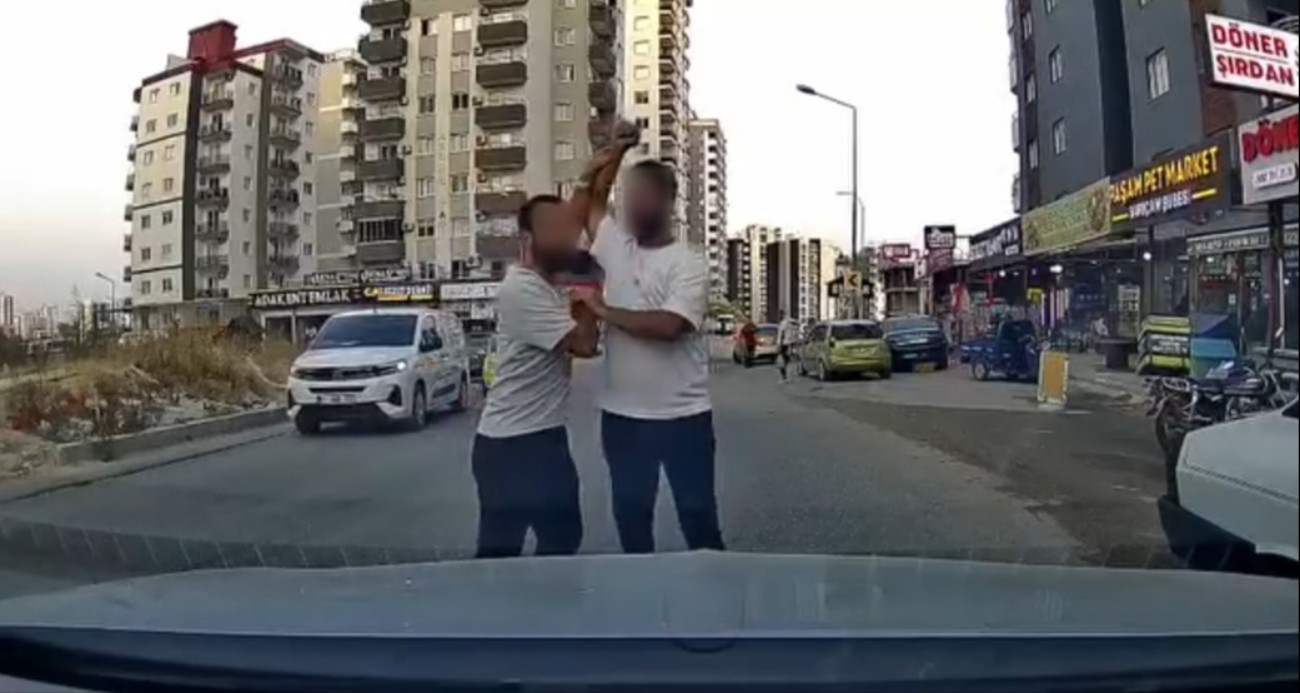 Adana’da trafikte tartıştığı sürücüye testereyle saldıran şahıs kamerada