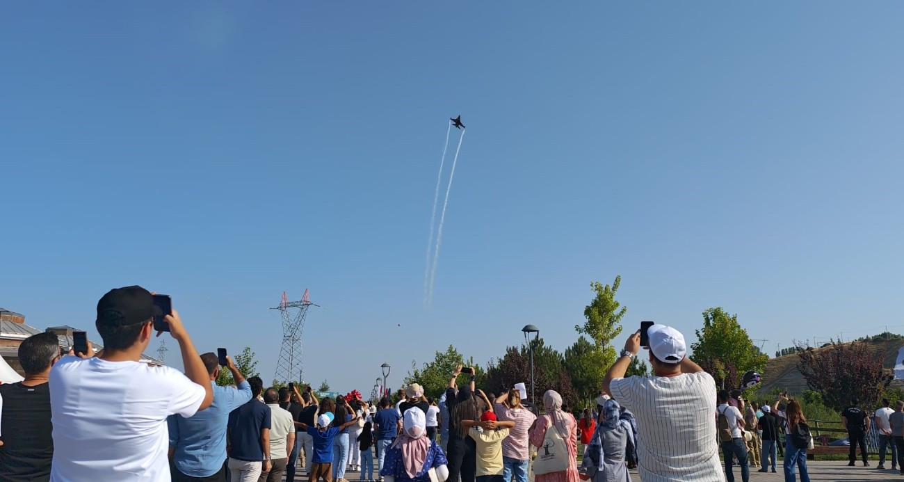 Ahlat’ta SOLOTÜRK gösteri uçusu nefes kesti