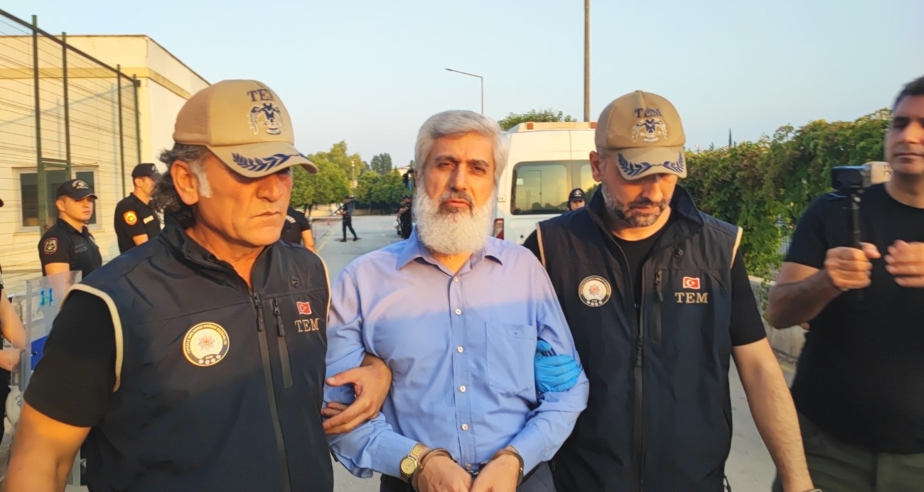 Alparslan Kuytul, kendinden habersiz hareket eden örgüt üyesinin sırtında sopa kırmış