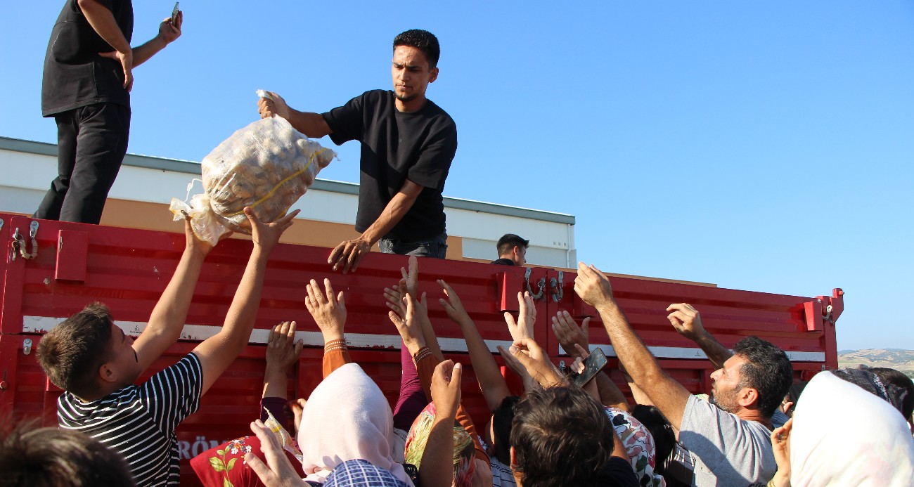 Amasyalı genç çiftçi bu yıl mutluluktan 6 ton patatesi ücretsiz dağıttı
