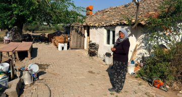 Antalya’da hortumun evsiz bıraktığı aile korkudan eve giremiyor bahçede yaşıyor