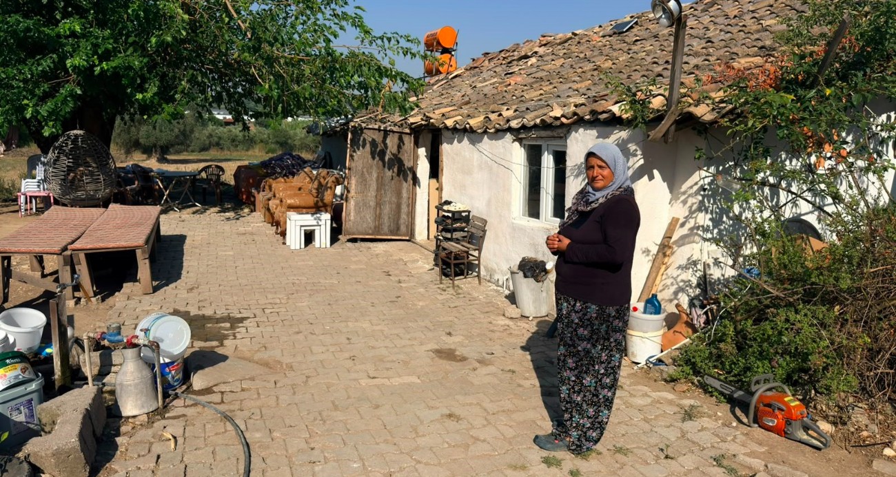 Antalya’da hortumun evsiz bıraktığı aile korkudan eve giremiyor bahçede yaşıyor