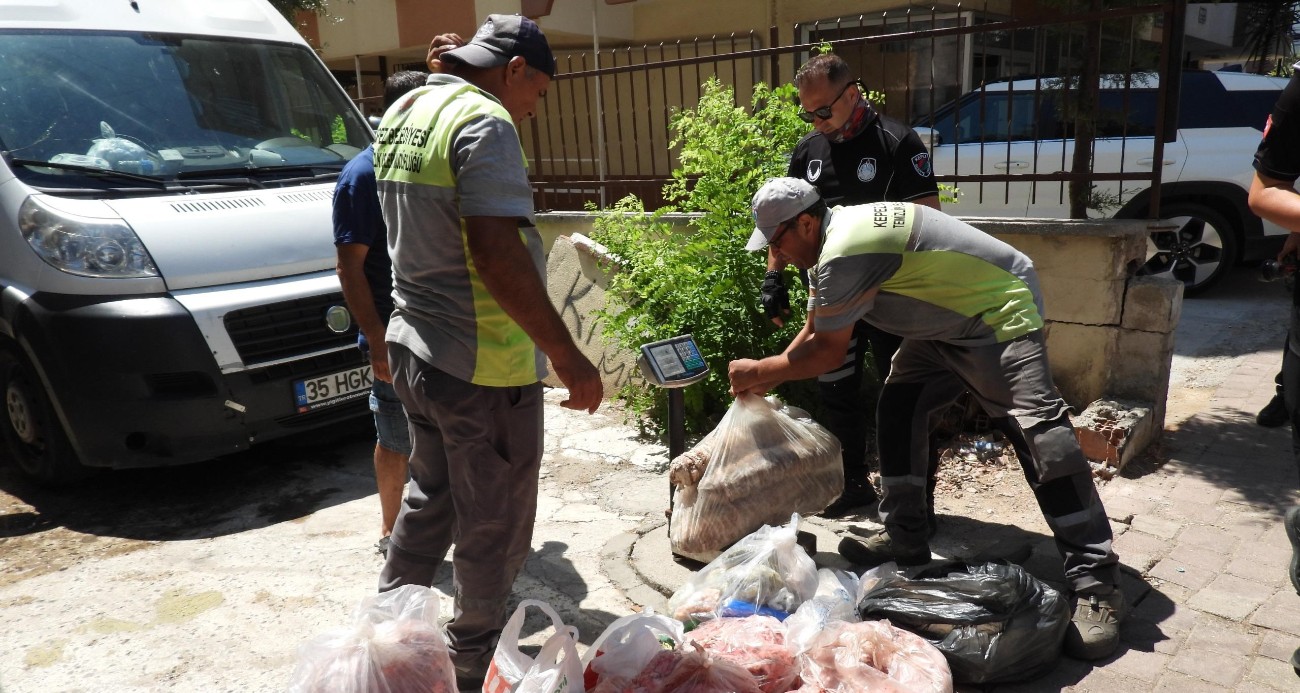 Antalya’da son kullanma tarihi bulunmayan ve süresi geçmiş 152 kilo et ile 20 bidon turşuya el konuldu