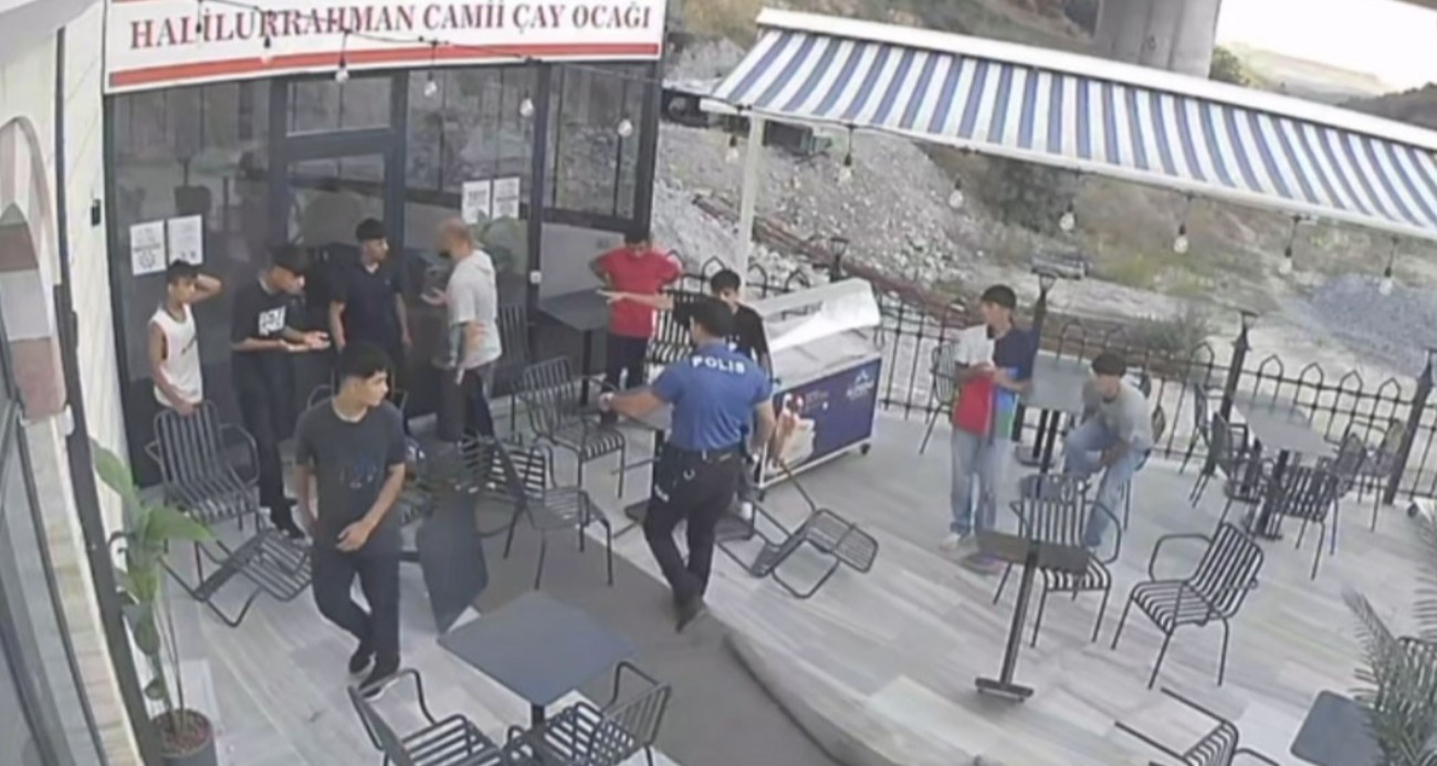 Arnavutköy’de komedi filmlerini aratmayan kavga: Polis ayırdı, onlar cami avlusundan devam etti