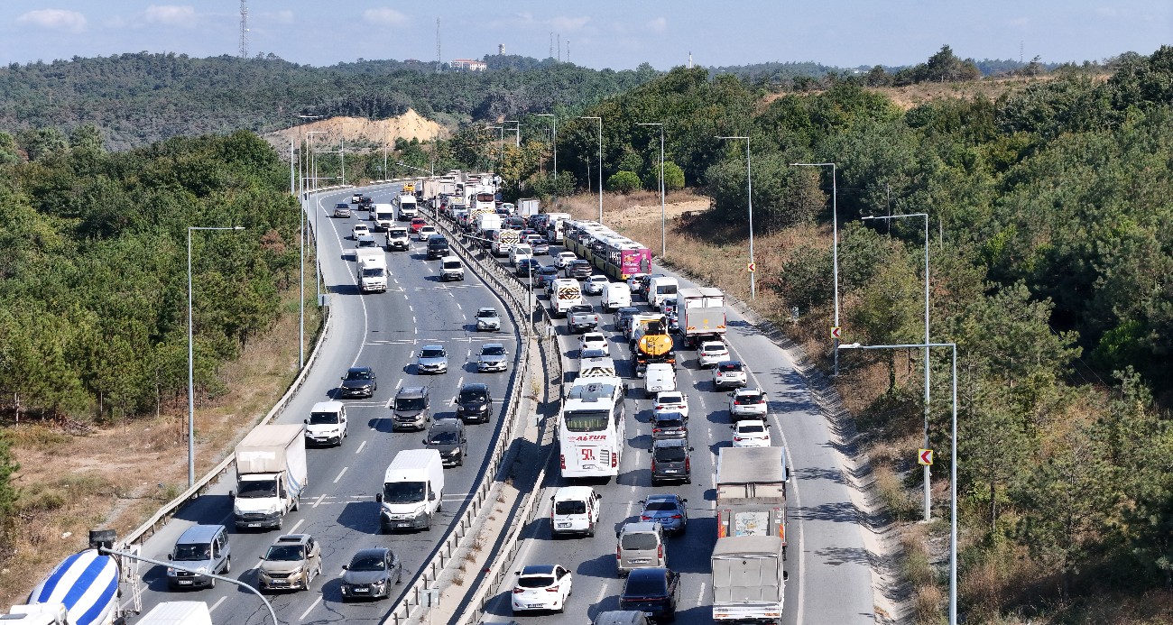 Arnavutköy’de yol çalışması trafiği kilitledi: Kilometrelerce araç kuyruğu oluştu