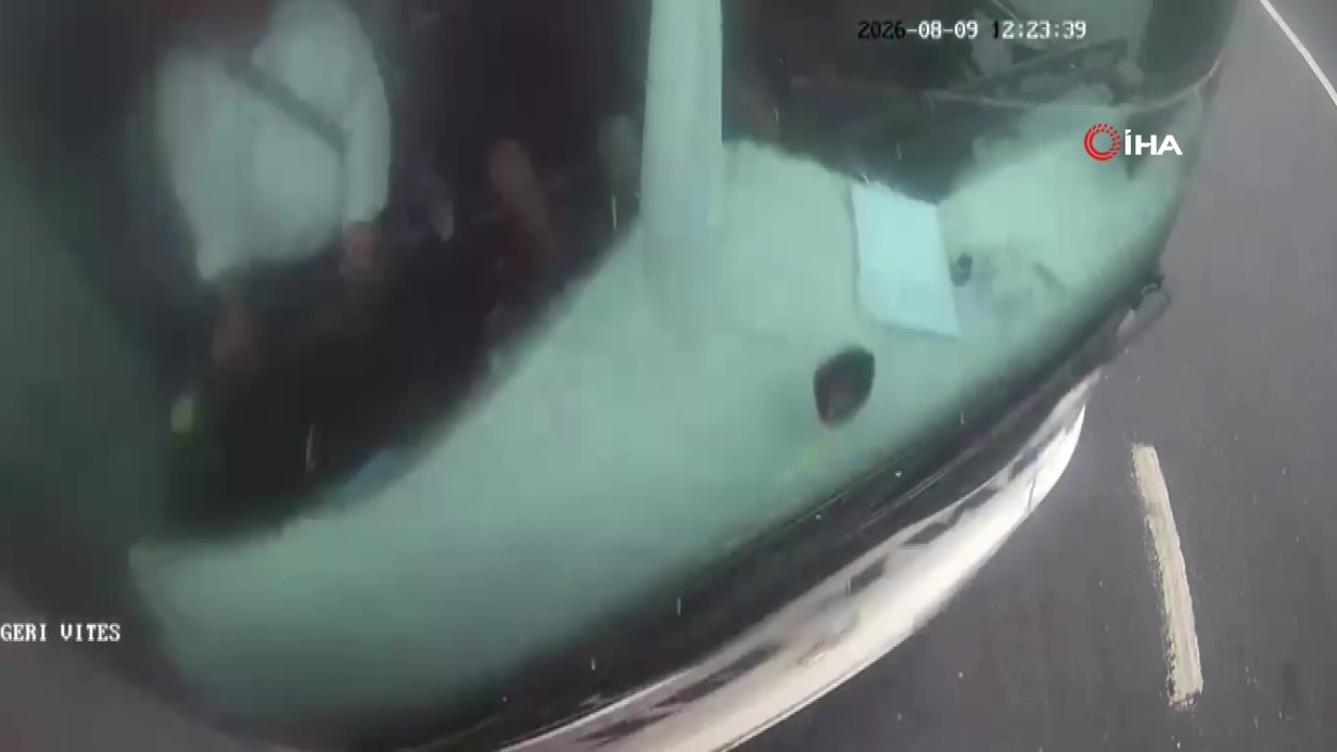 Arnavutköy’de yolcu otobüsünün İETT otobüsüne çarptığı anlar kamerada