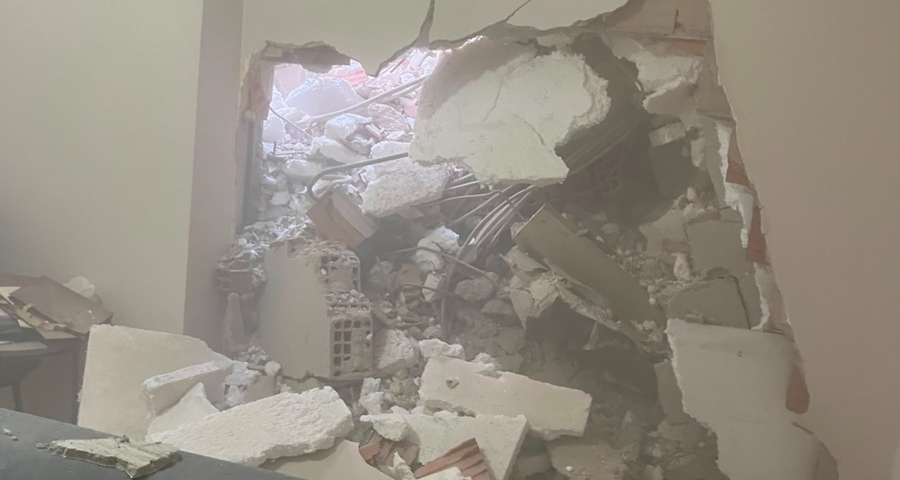 Bahçelievler’de yıkım sırasında kopan parçalar, bitişikteki binaya zarar verdi