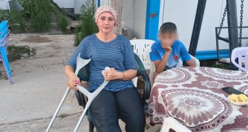 Başıboş köpeklerin kovaladığı anne-oğul düşerek yaralandı