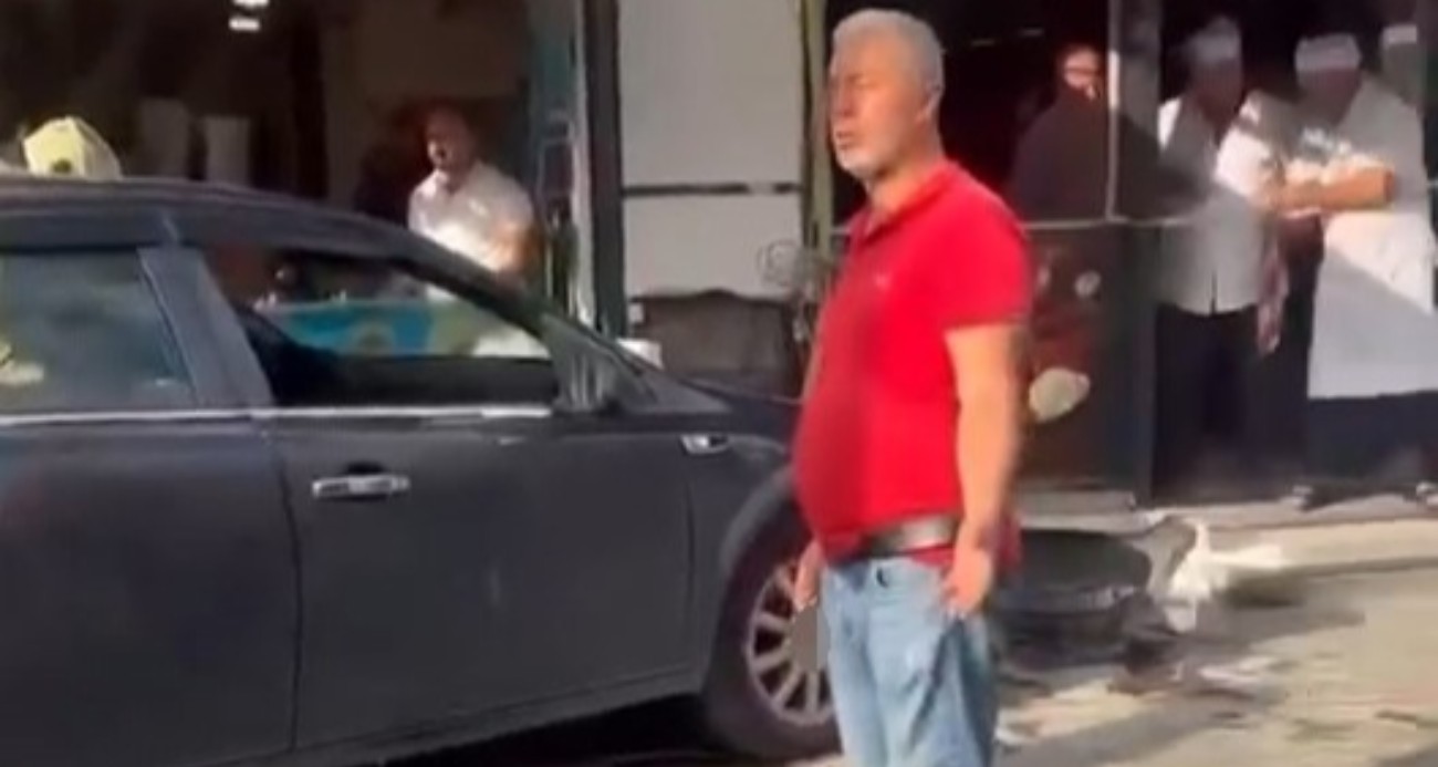 Beykoz’da kontrolden çıkan otomobil yayalara ve dükkana çarptı: 6 yaralı
