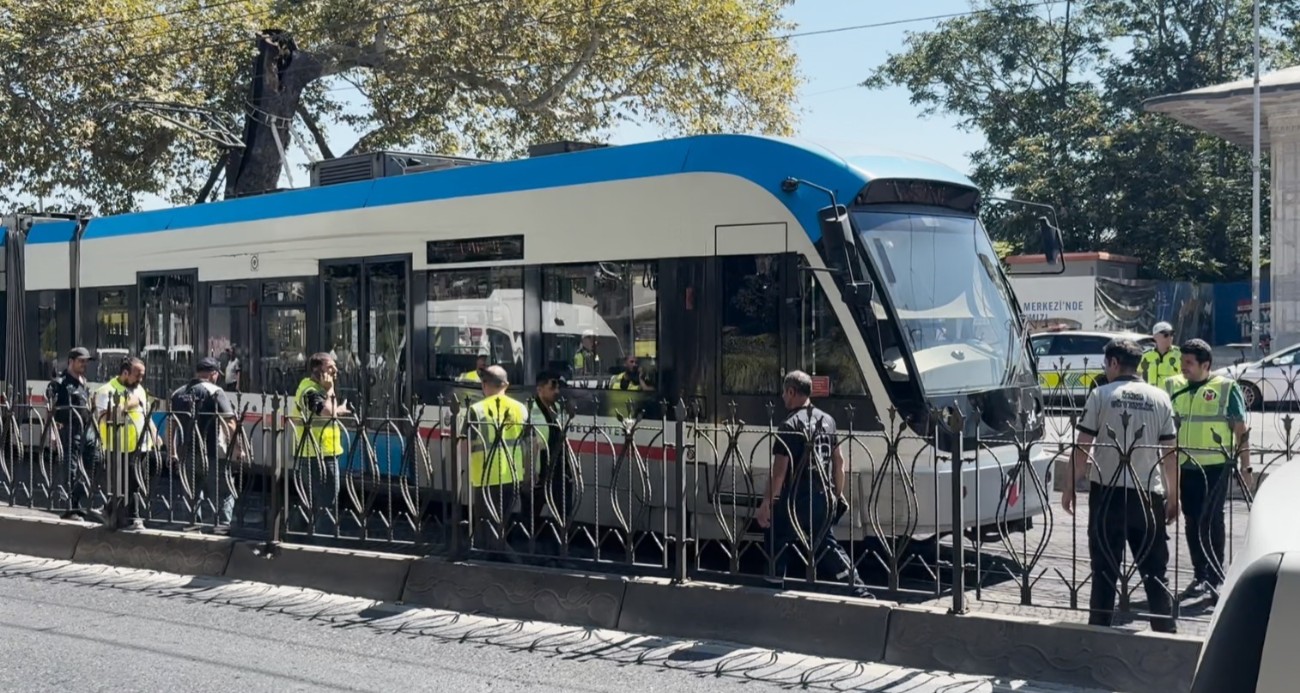 Beyoğlu’nda Tramvay raydan çıktı, yolcular tahliye edildi