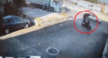Bir adımla hayata tutundu, motosikletli duvara çarparak can verdi