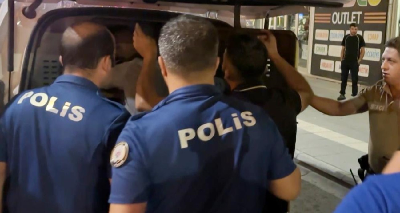 Biri oynayarak, diğeri zorla gözaltına alındı: İlginç anlar kamerada