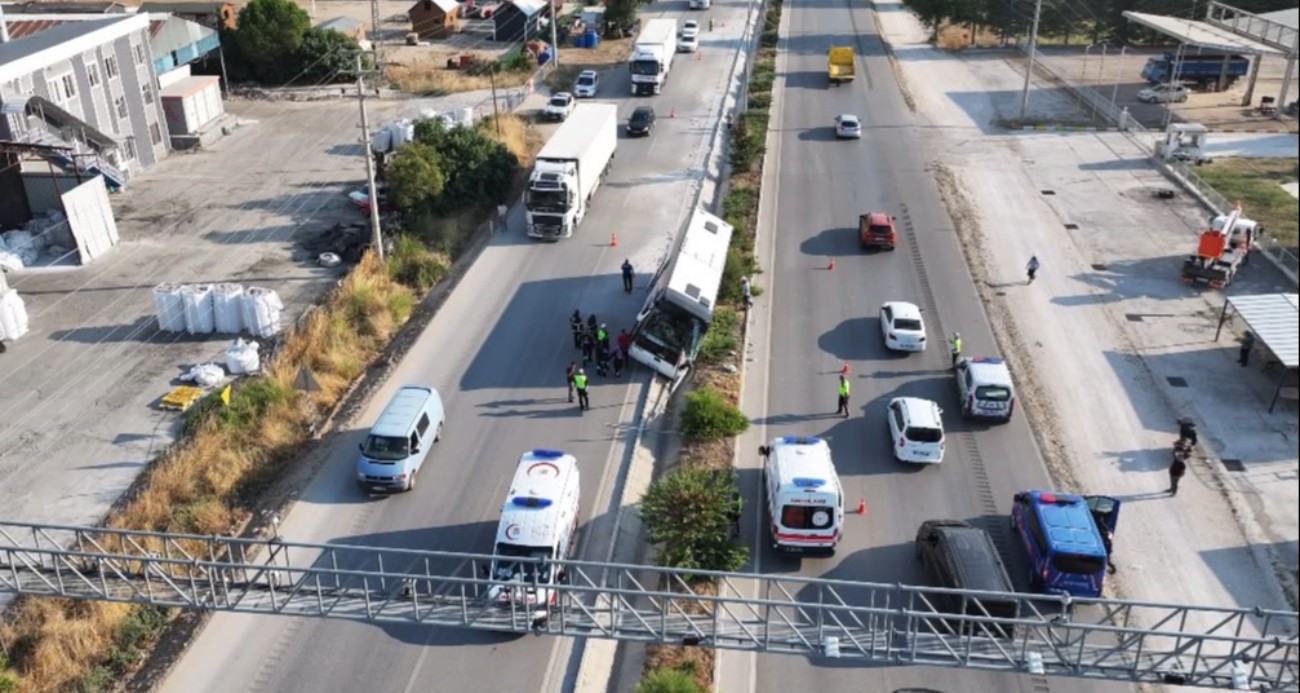 Burdur’da tur otobüsü devrildi, 34 kişi yara almadan kurtuldu