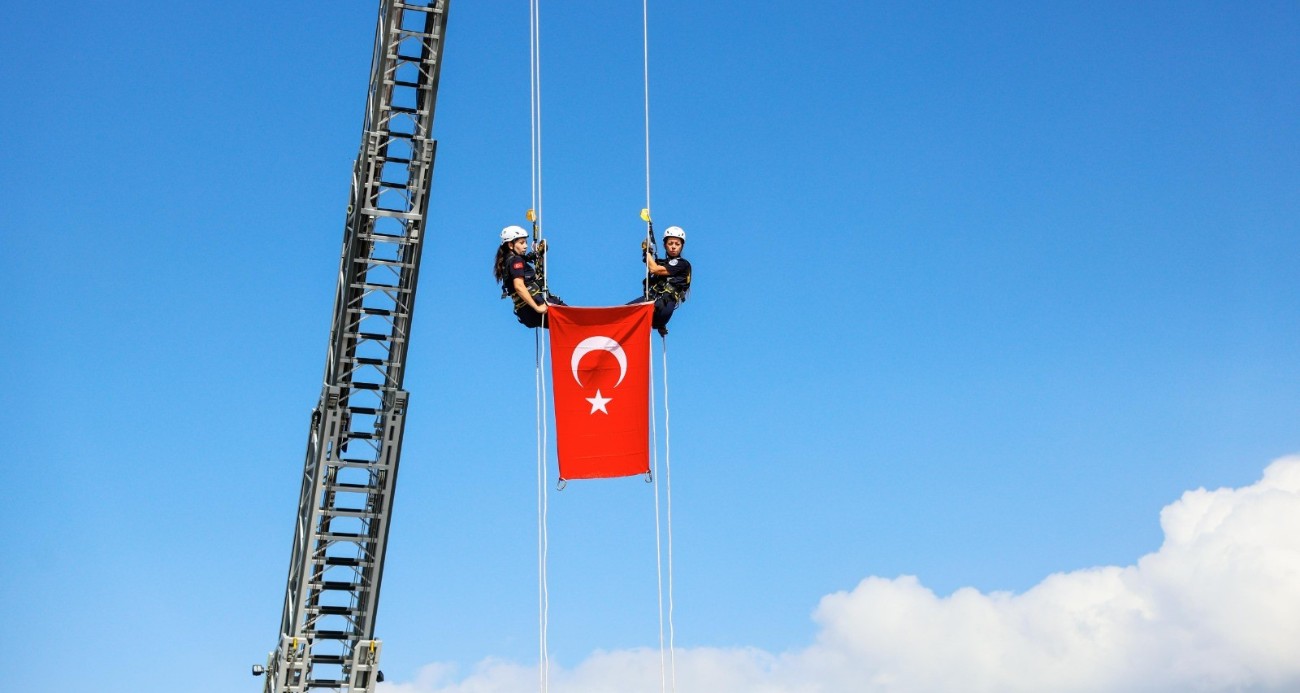 Bursa’da nefes kesen tatbikat; Türk bayrağı metrelerce yükseklikten indirildi