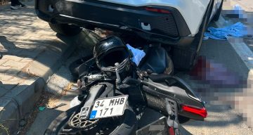 Çanakkale’de park halindeki otomobile çarpan motosikletteki 2 kişi hayatını kaybetti