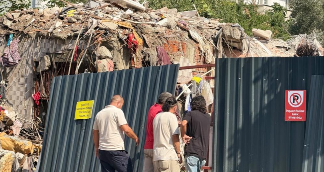Çatırdayan bina yıkıldı, eşyalarını bile alamadılar