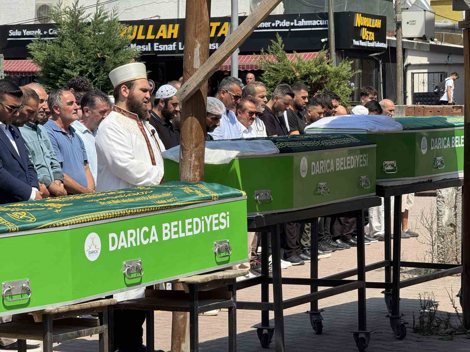 Denizde cansız bedenleri bulunan 3 kardeşin tabutları yan yana dizildi: Doğum gününde toprağa verildi