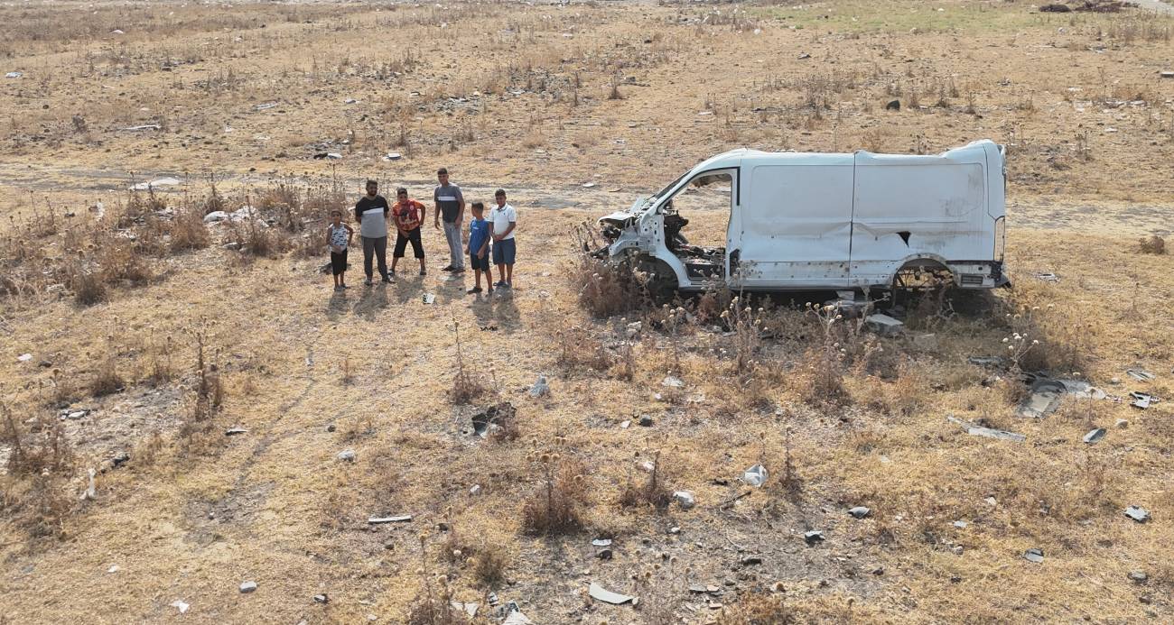 Depremin acı yüzünü yansıtan araç mezarlığından geriye sadece bir minibüs kaldı