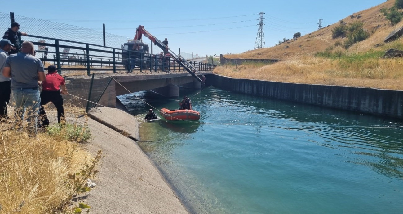 Diyarbakır’da can pazarı: Sulama kanalına uçan araçta 4 kişi sağ kurtarıldı