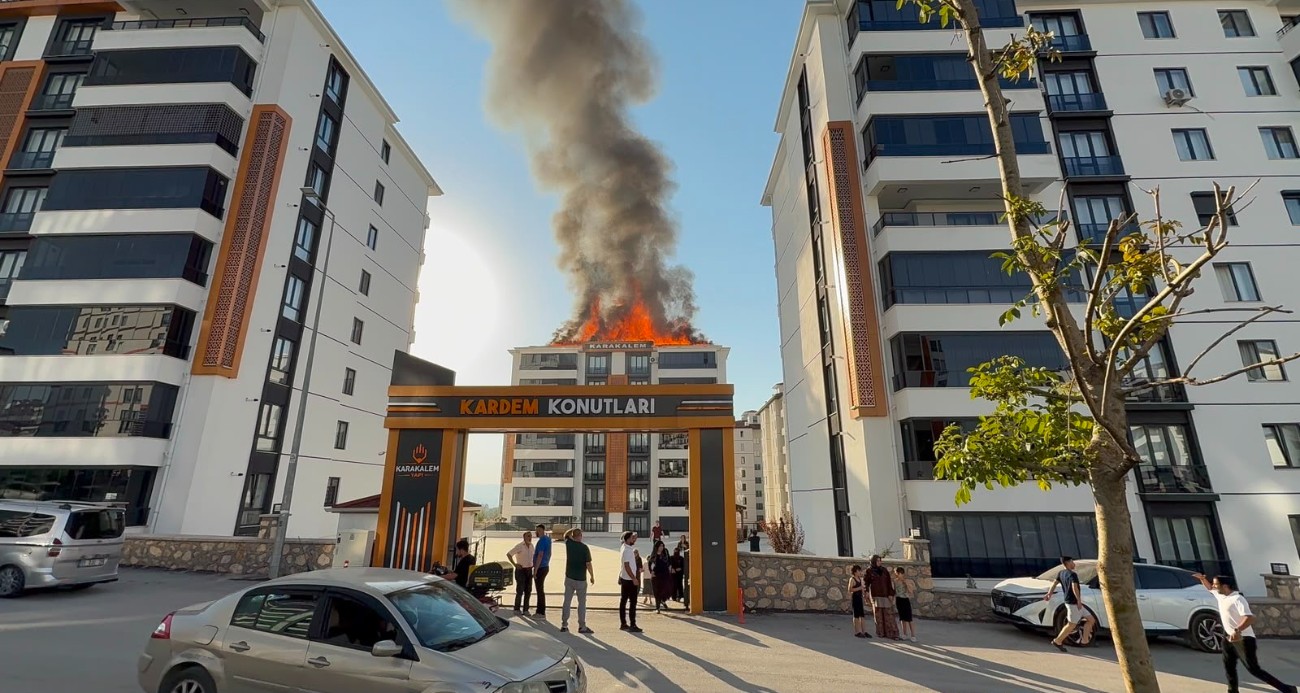 Elazığ’da korkutan çatı yangını