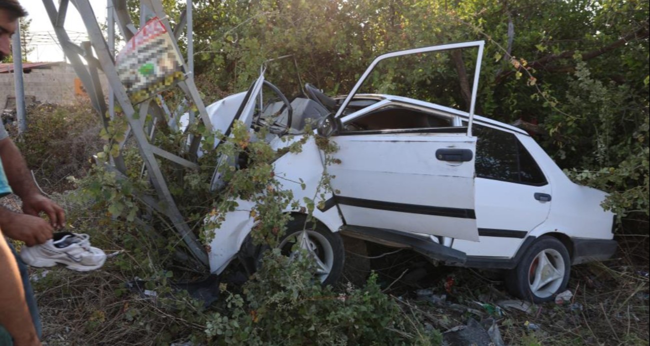 Elektrik direğine çarpan Tofaş hurdaya döndü, sürücü ağır yaralandı
