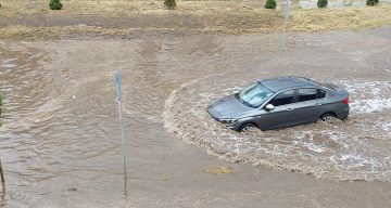 Erzurum’da 10 dakikalık yağış trafiği felç etti