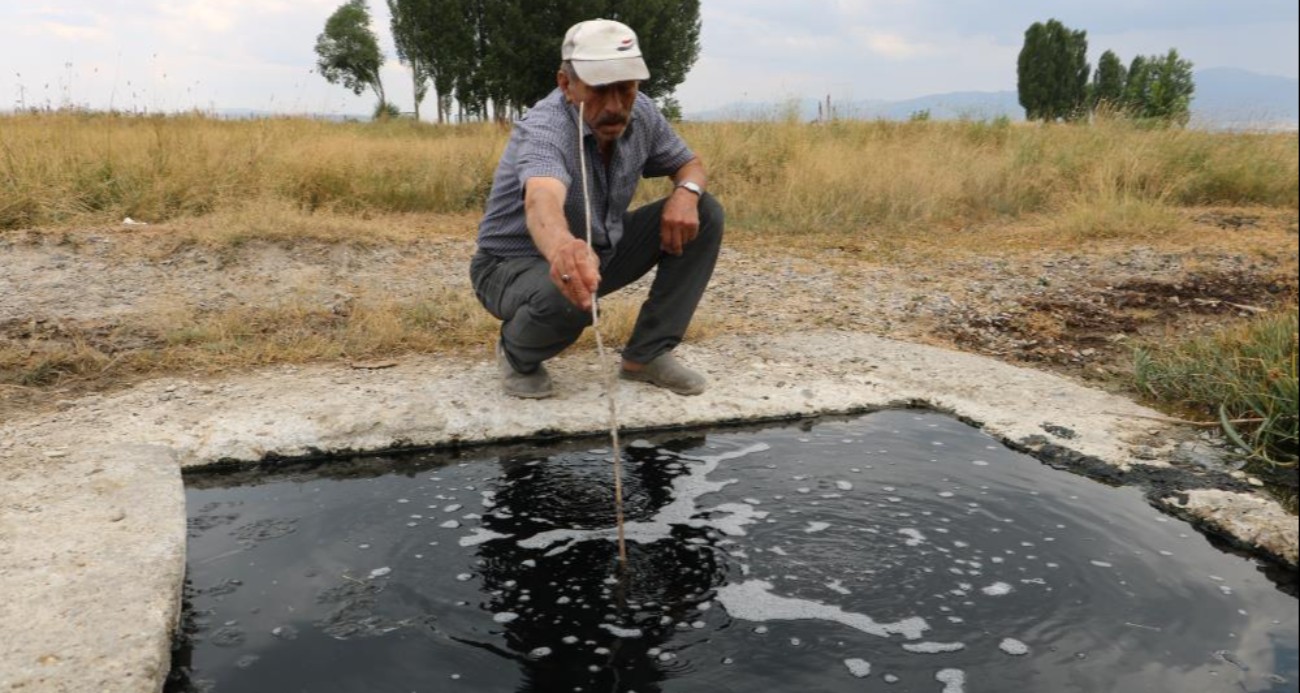 Erzurum’da kuyudan çıkan suyun köpükleri alev alıyor, elleri yumuşatıyor