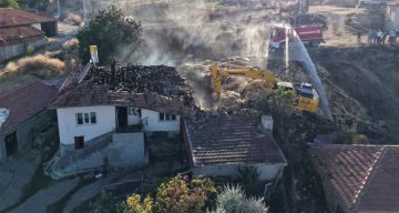 Evleri yanan kadın gözyaşı döken eşini teselli etti: “Ağlama, canımıza bir şey olmadı”