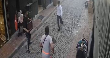 Fatih’te tramvayda telefon çaldıktan sonra kaçan hırsıza, temizlik personelinden süpürgeli müdahale kamerada