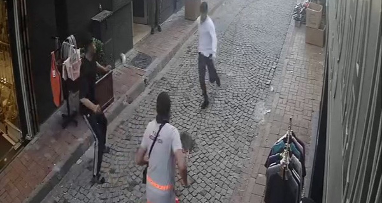 Fatih’te tramvayda telefon çaldıktan sonra kaçan hırsıza, temizlik personelinden süpürgeli müdahale kamerada
