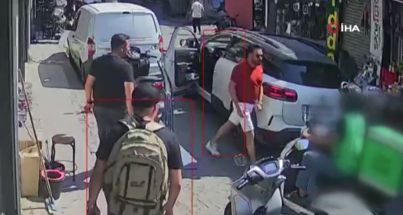 Fatih’te yol verme tartışmasında motosikletli kuryeyi şoke eden tokat: O anlar kamerada