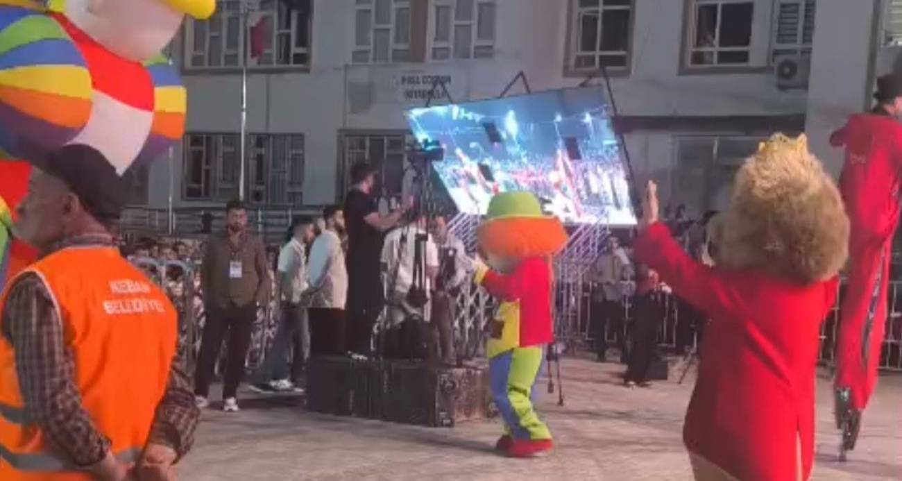 Festivalde 5 kişinin yaralanmasına neden olan led ekranın devrilme anının görüntüsü ortaya çıktı