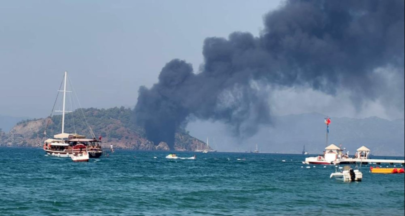 Fethiye’de gezi teknesi alev aldı: 115 kişi denize atladı