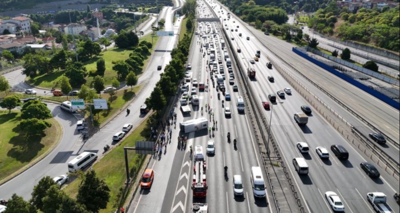 FSM köprü çıkışında banka personelini taşıyan midibüs devrildi: 21 yaralı