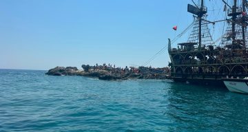 Gezi teknesi su aldı, 100 yolcu tahliye edildi