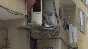 Güngören’de 5 katlı binanın balkonu yıkıldı; Bina sakini “Deprem oldu sandık” dedi