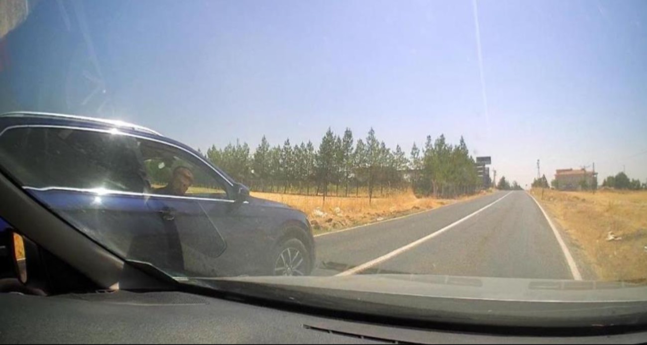 Haber takibi yapan İHA muhabirini taciz edip kazaya sürüklediler: O anlar araç kamerasına yansıdı