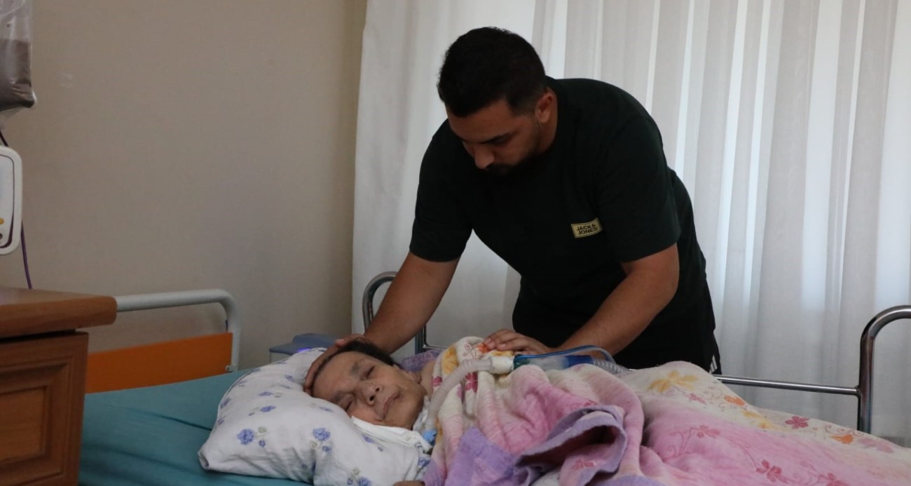 İşini bıraktı, 3 yıldır hayatını yatağa bağımlı annesine adadı