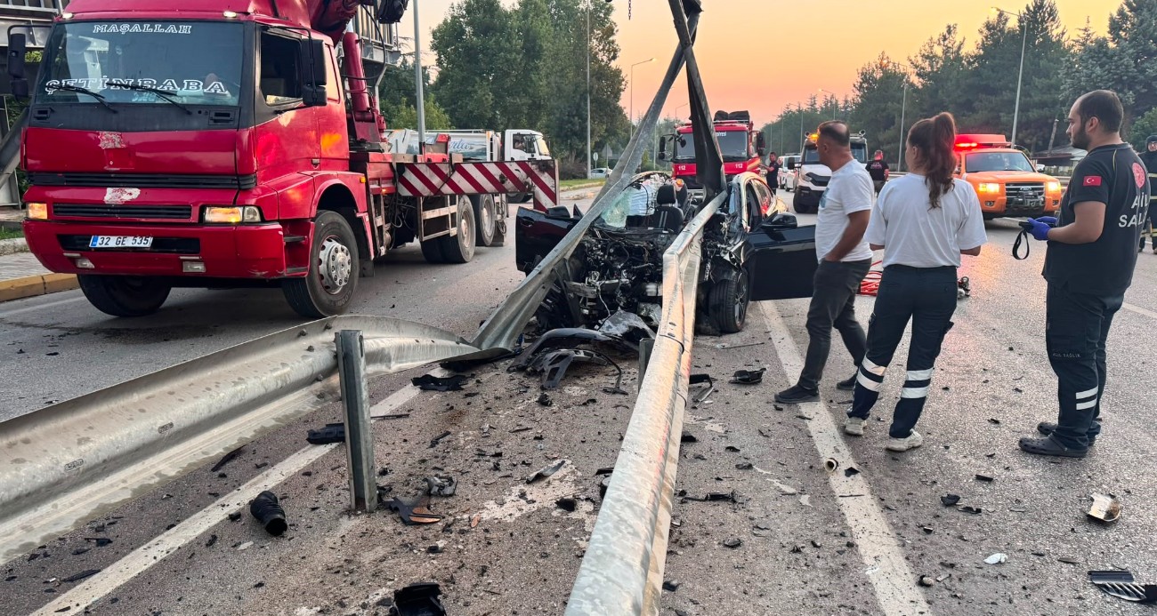 Isparta’da feci kaza: Bariyerlere çarpan otomobilin sürücüsü hayatını kaybetti