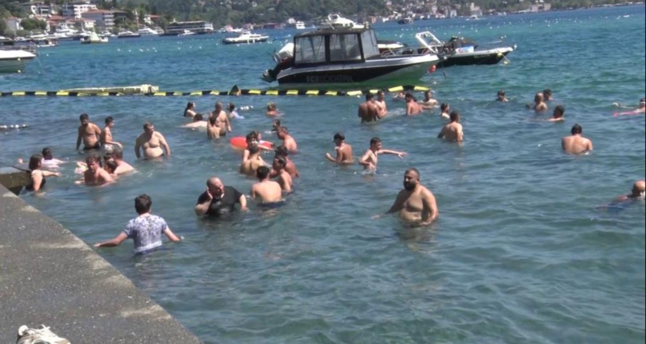 İstanbul’da sıcak hava dalgası bunalttı: Vatandaş kendini Boğaz’ın serin sularına bıraktı