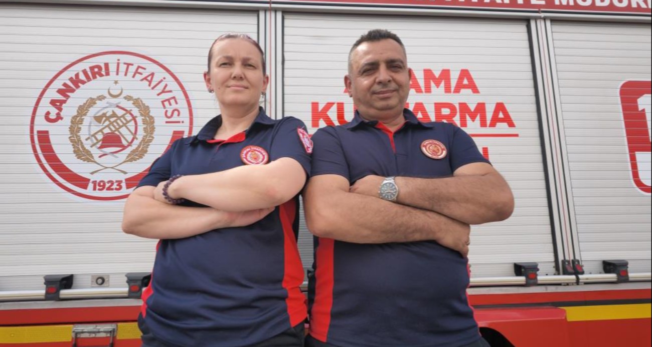 İtfaiyeci çift birlikte can kurtarıyor: Biri telsiz başında, diğeri olay yerinde görevini aşkla yapıyor