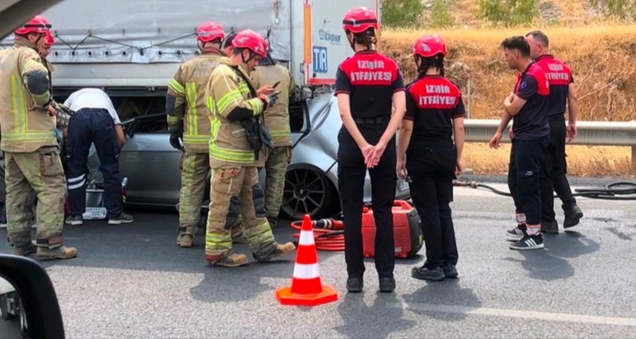 İzmir’de feci kaza: Tıra çarpan otomobilin sürücüsü hayatını kaybetti