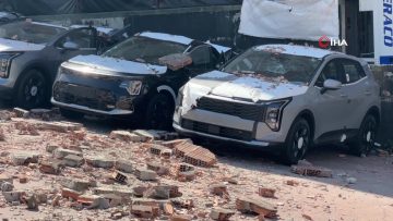 Kağıthane’de duvar sıfır kilometre araçların üzerine çöktü