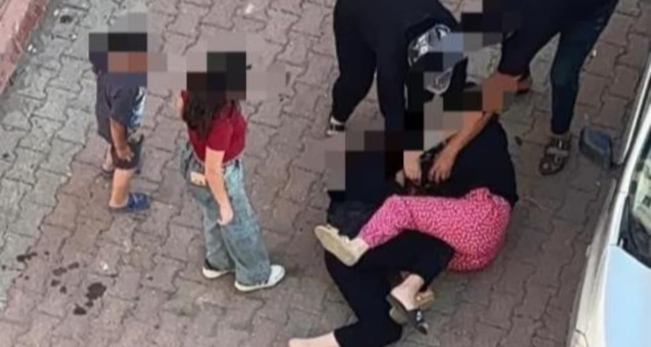 Kayseri’de iki kadının saç başa kavgası kamerada