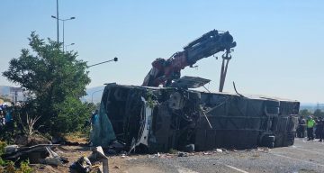 Kayseri’de yolcu otobüsünün devrildiği kazada 1 kişi hayatını kaybetti, 24 kişi yaralandı