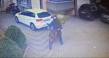 Kendi motosikleti gibi bindi, vitesi boşa atıp götürdü
